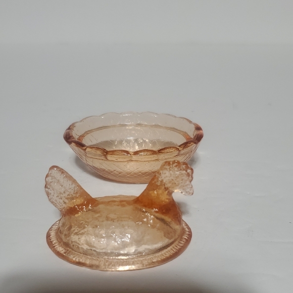 Amber Glass Hen on Nest Dish - Picture 2 of 6